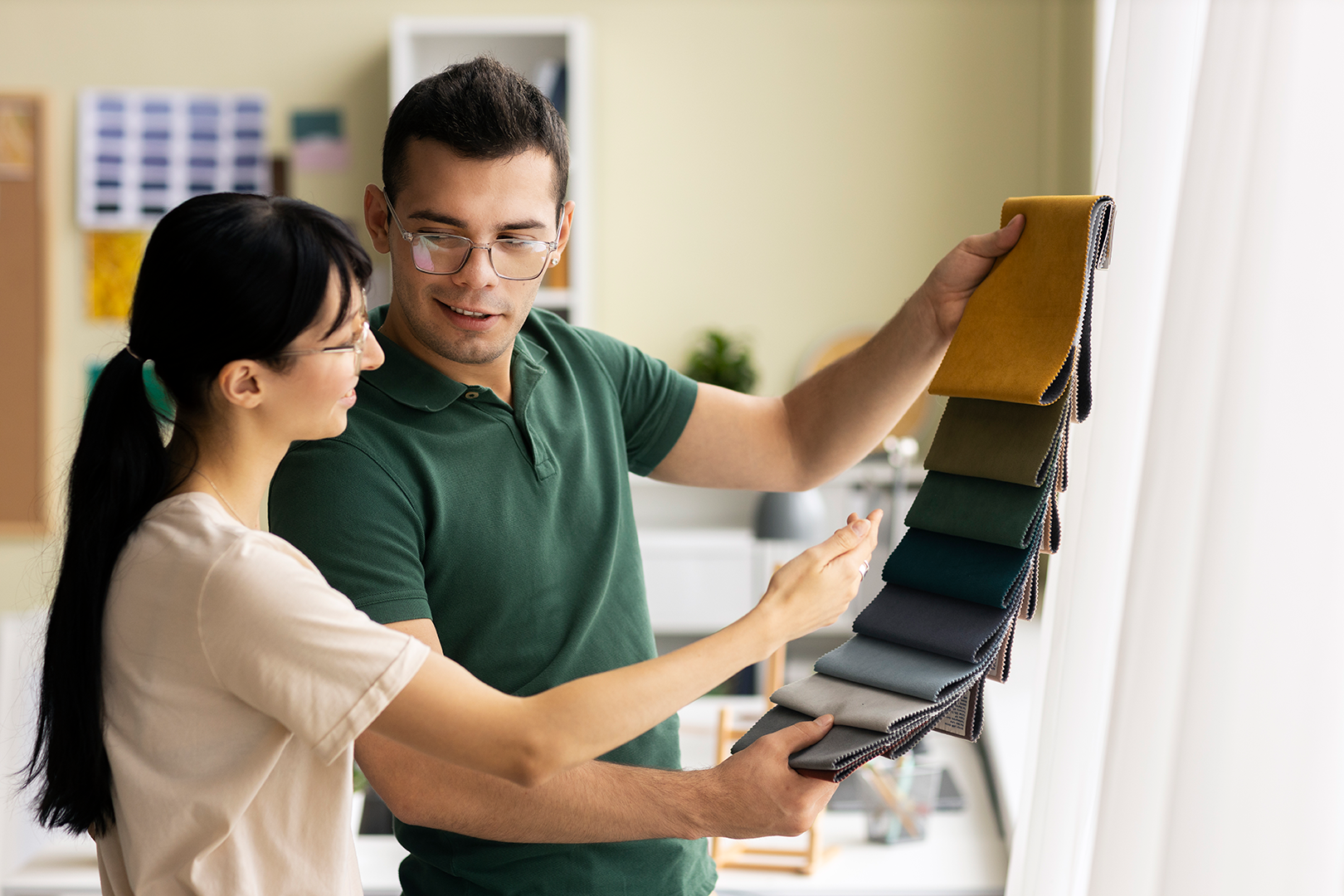 Equipo de Decorosabel trabajando en la instalación de cortinas roller