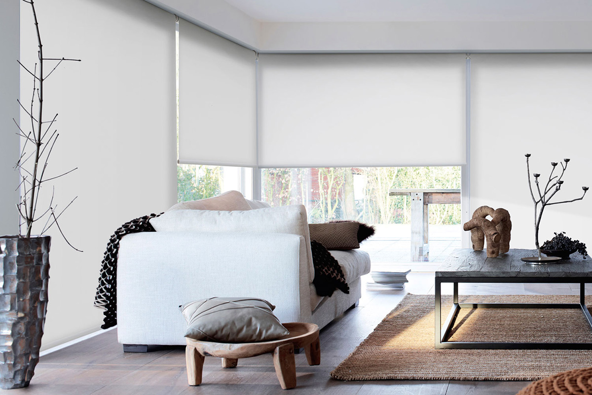 Sala con estilo minimalista cálido y cortinas texturizadas