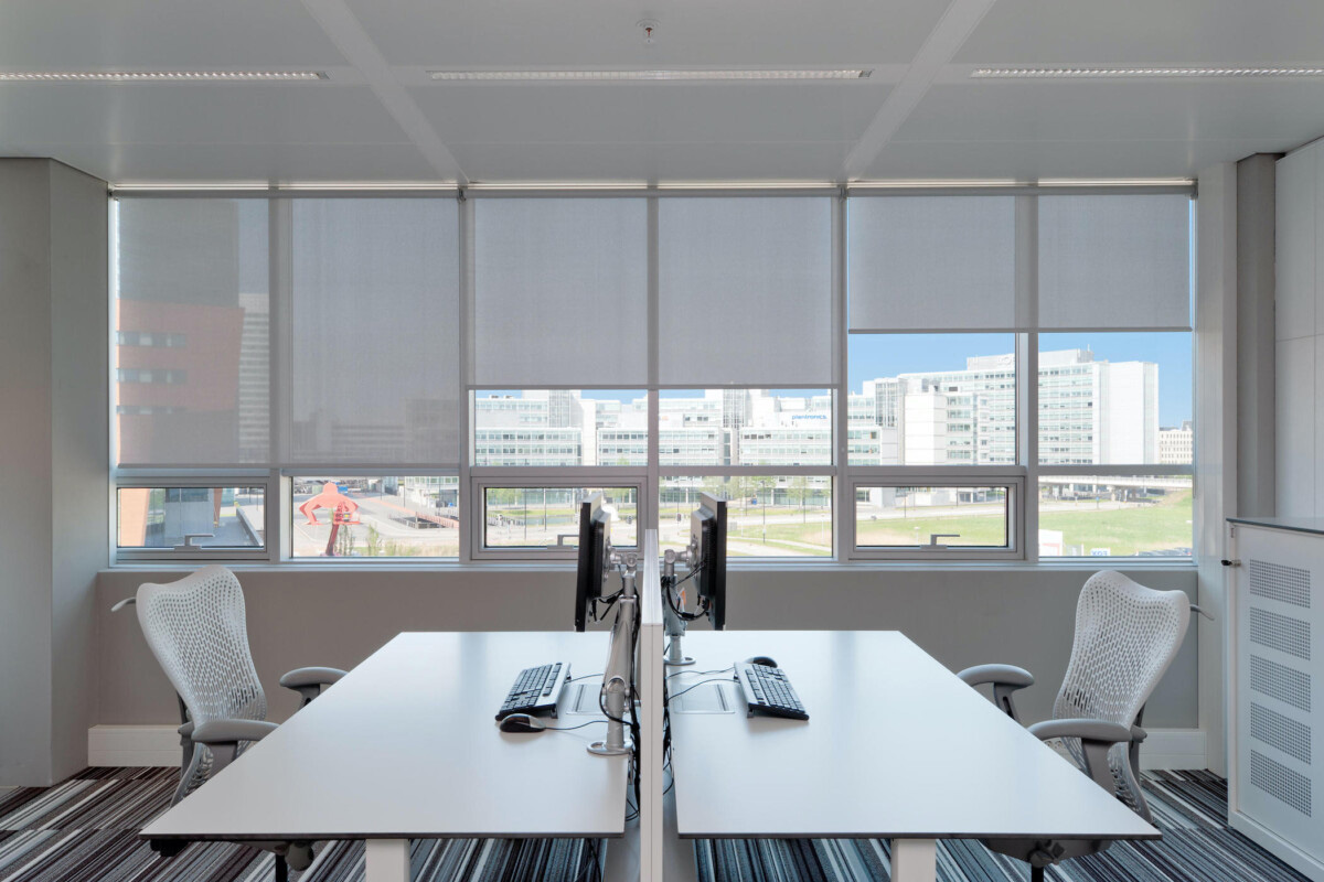 Sala de juntas moderna con cortinas motorizadas bajadas